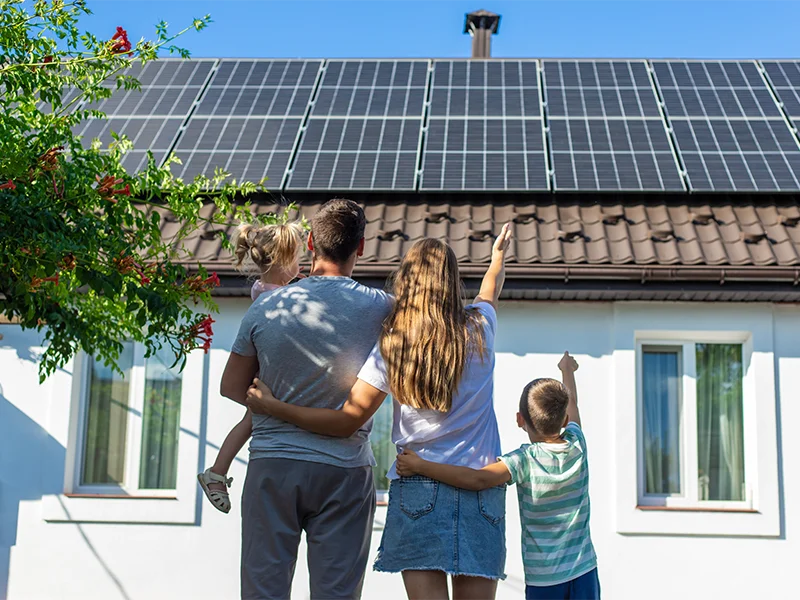 famiglia-con-casa-ad-energia-rinnovabile