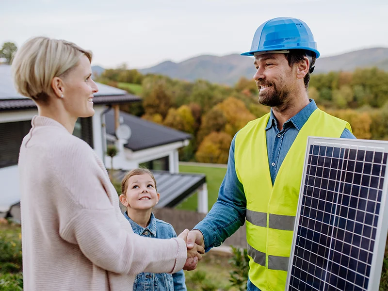 ingegnere-installa-pannelli-luce-solare-per-casa