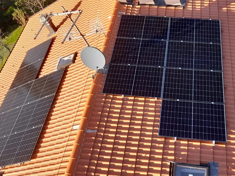 pannelli-solari-installati-su-edificio-residenziale
