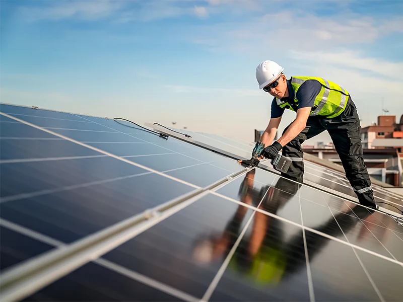 tecnico-installa-pannelli-solari-con-attrezzature